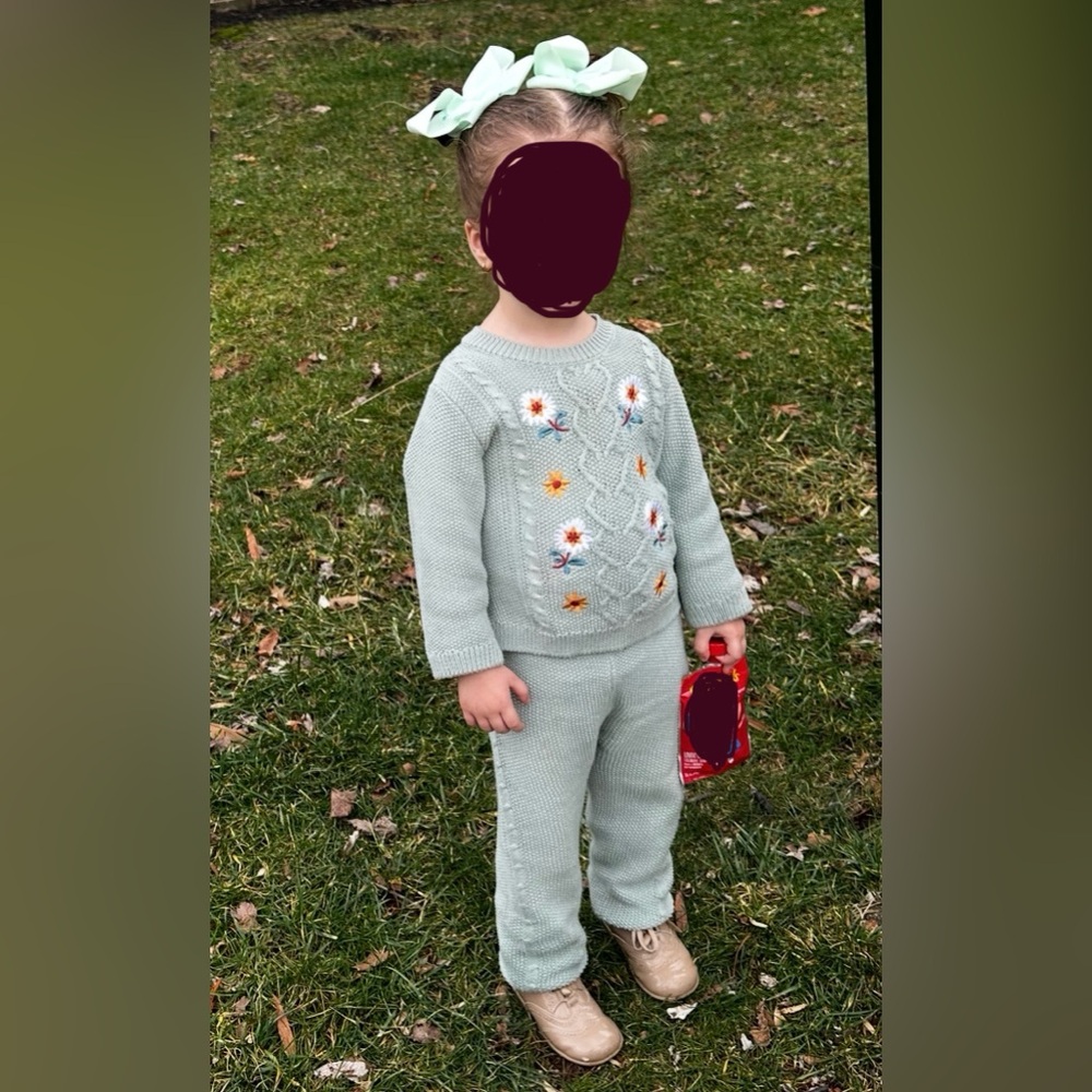 Nicole Miller green Knit Sweater and pants